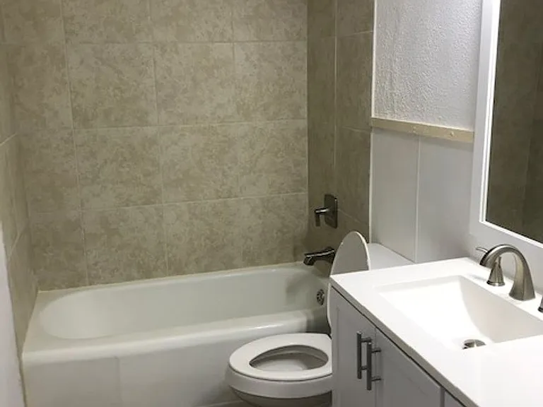 742 S La Salle Dr — Photo 2