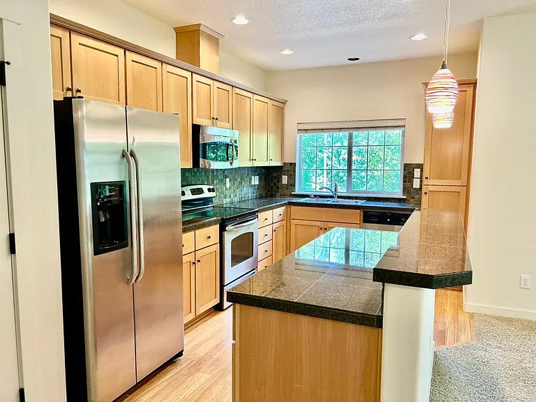 8005 NE Rockne Way — Photo 1