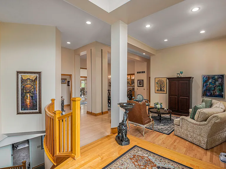811 Western Hills Dr — Photo 5