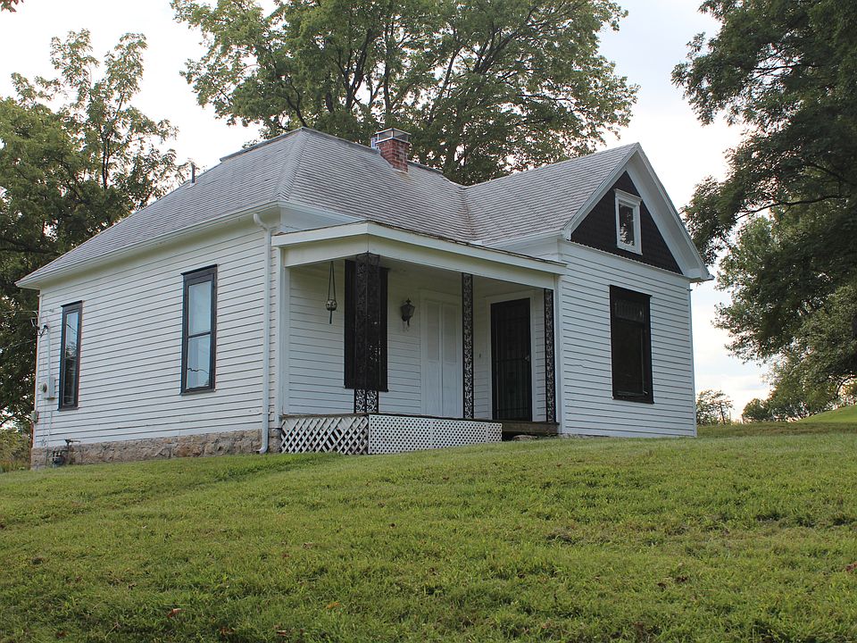 Home sits 1.5 Acres 