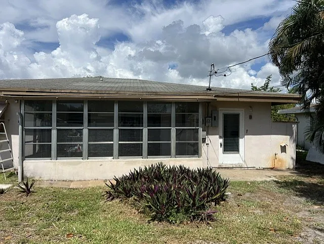 2210 N 57th Ave — Photo 3