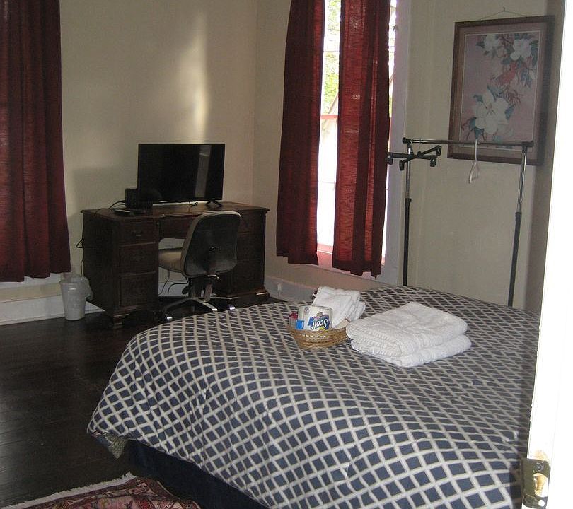 1st image of 863-4 E Lee St