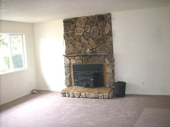 Living room w/fireplace