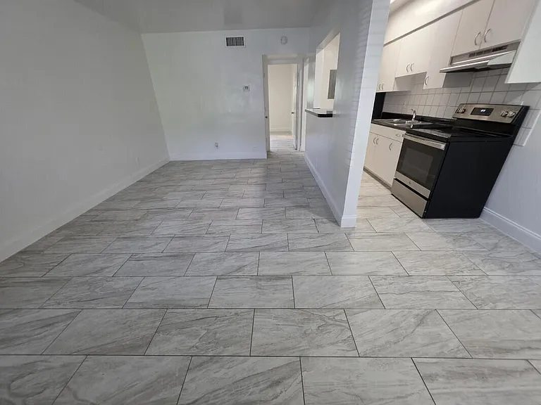 100 SW 9th St #103 — Photo 2