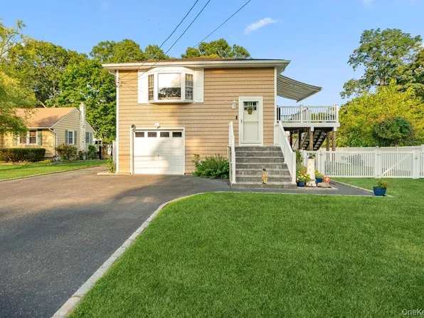 107 Avenue A, Holbrook, NY 11741