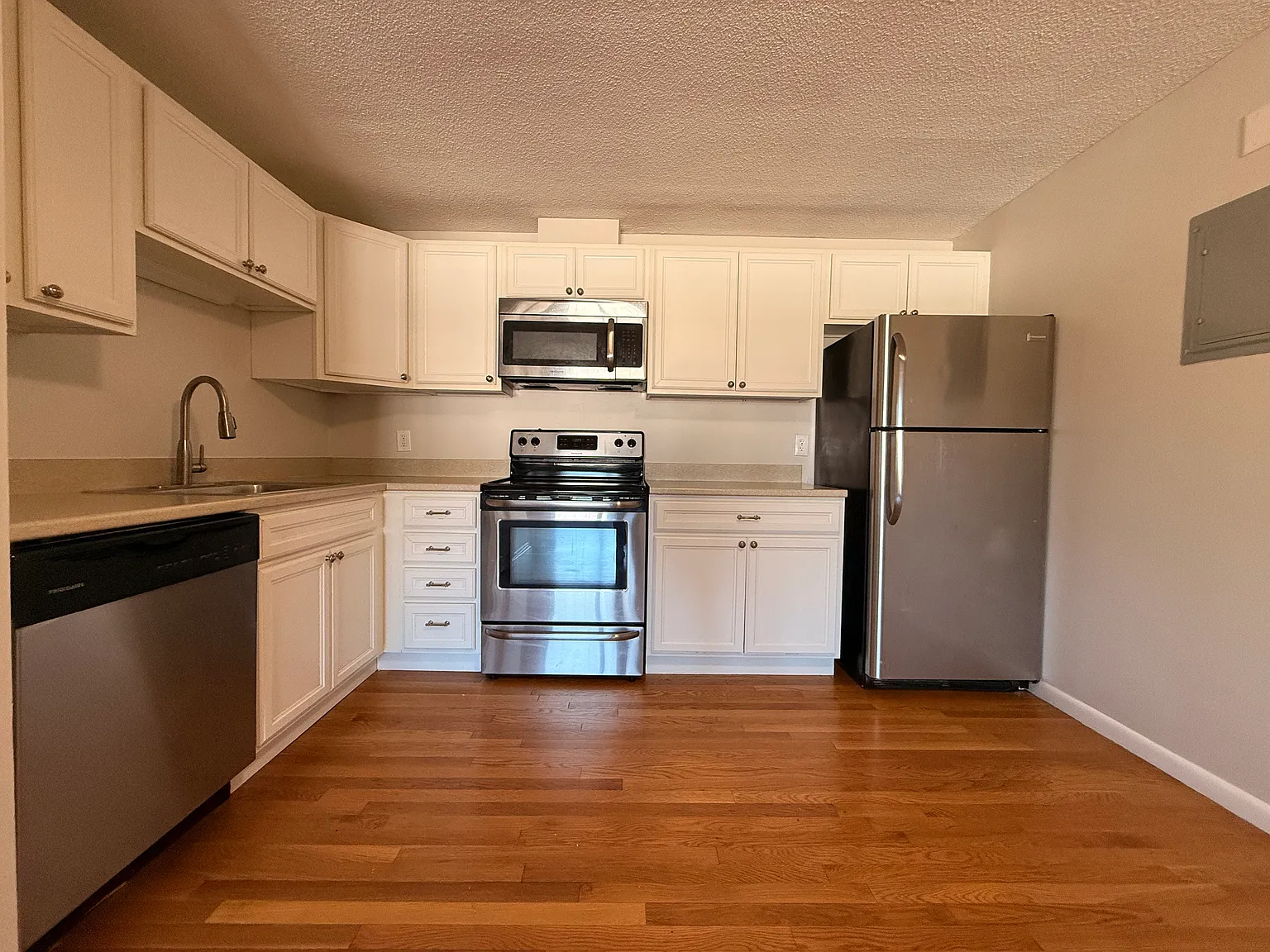 2 bed, 850 sqft, $2,600 — Photo 1