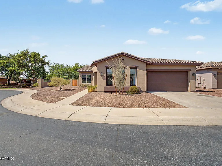 1902 E Desert Ln — Photo 1