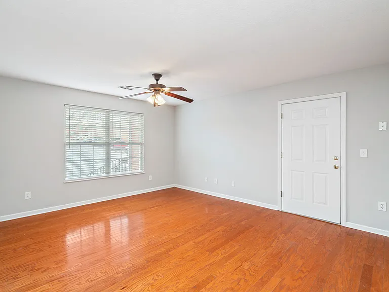 1707 Maple View Way — Photo 3