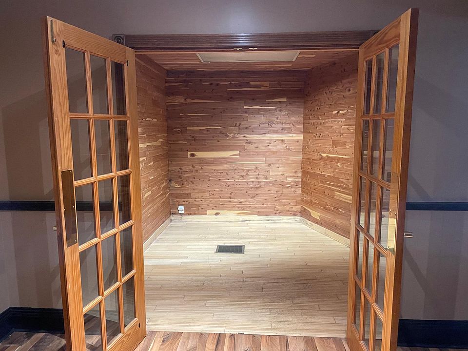 Cedar Room 
2nd Bedroom / Office / Den