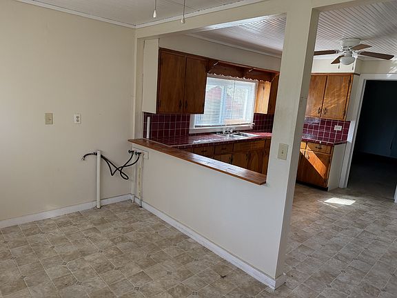 5th image of 21625 Seminary St