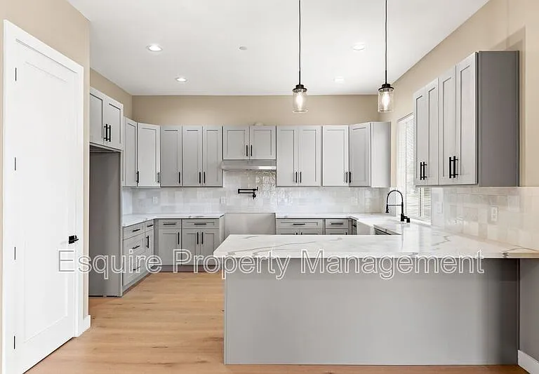 545 Carty Dr — Photo 9