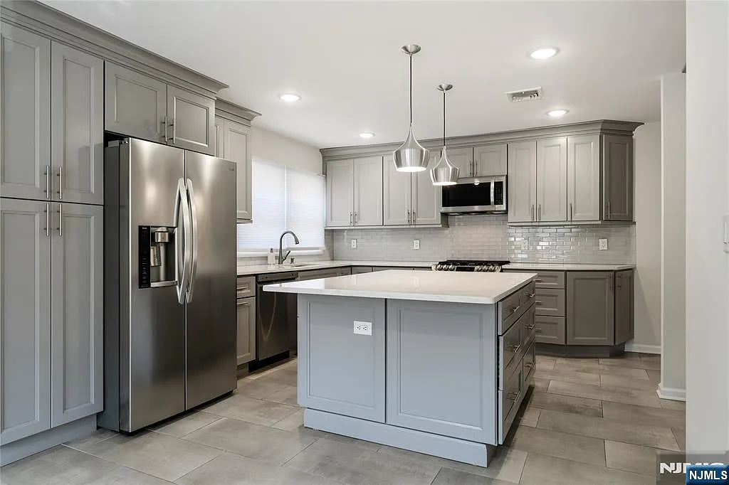 3 bed, 1.5 bath, $4,100 — Photo 3