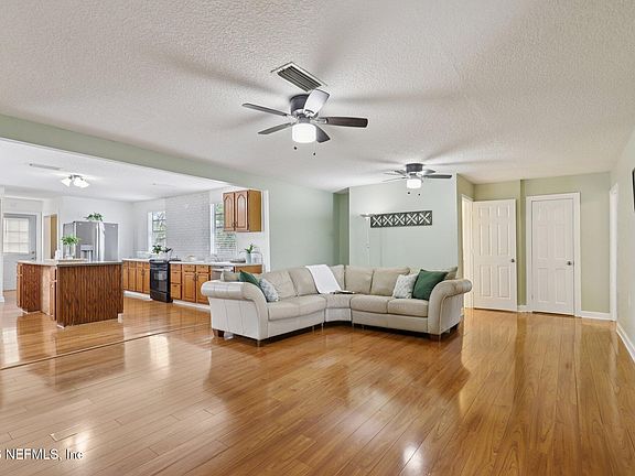 3rd image of 213 JACKSON Avenue N #1