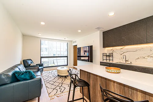 230 7th St #403 Photo 1