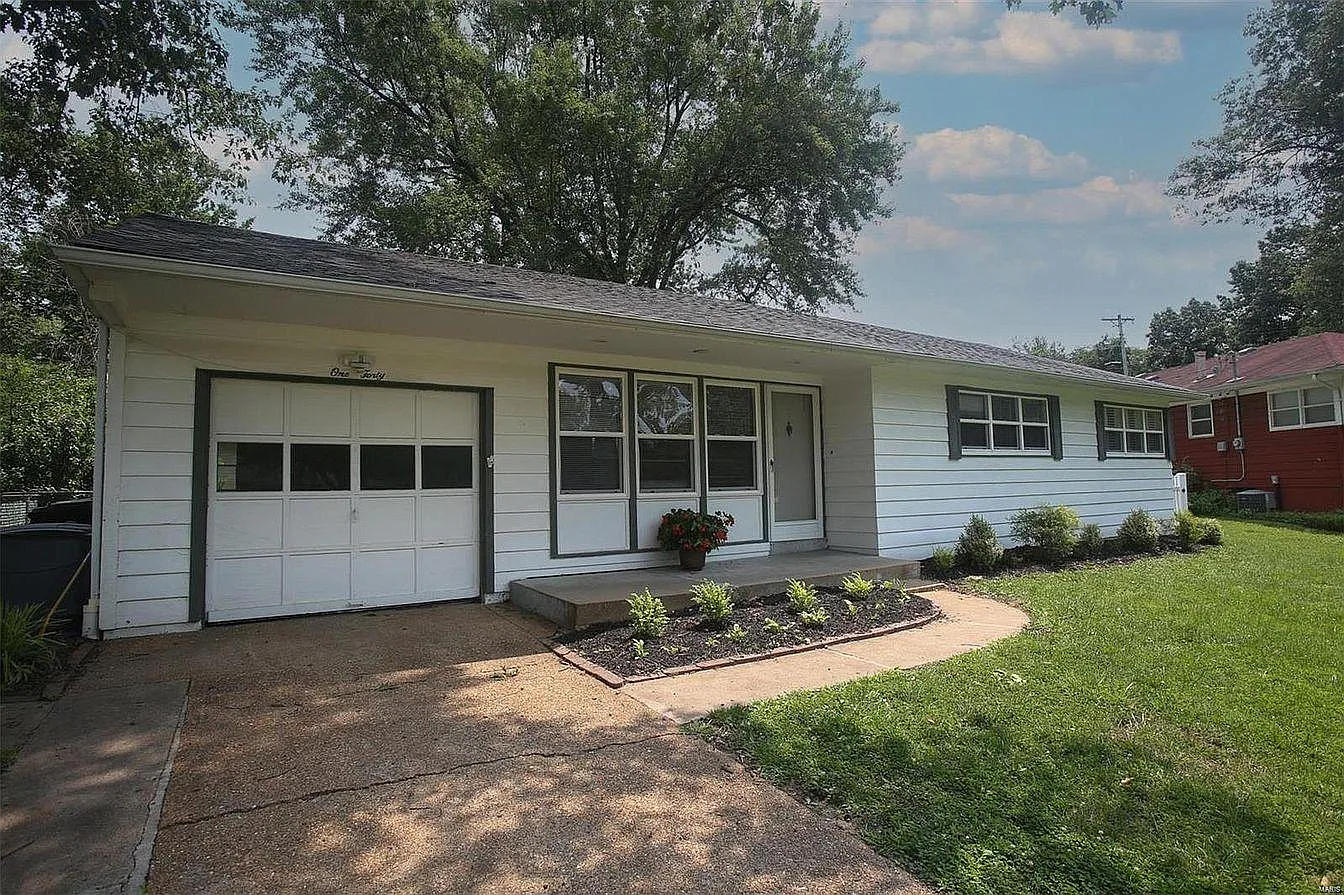 140 Embassy Ln photo 1