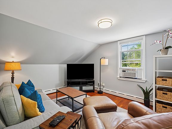 3rd image of 40 Carroll St