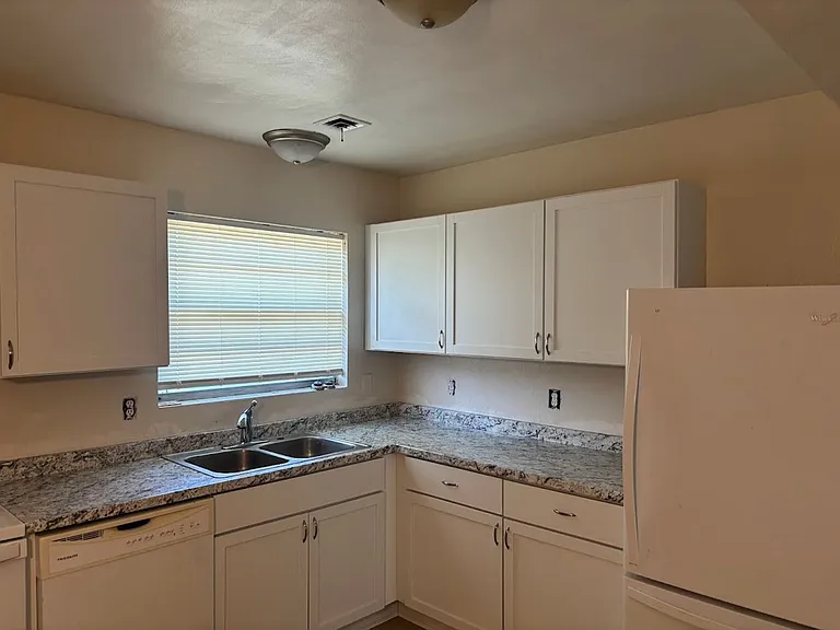 3318 Custer Ct — Photo 4