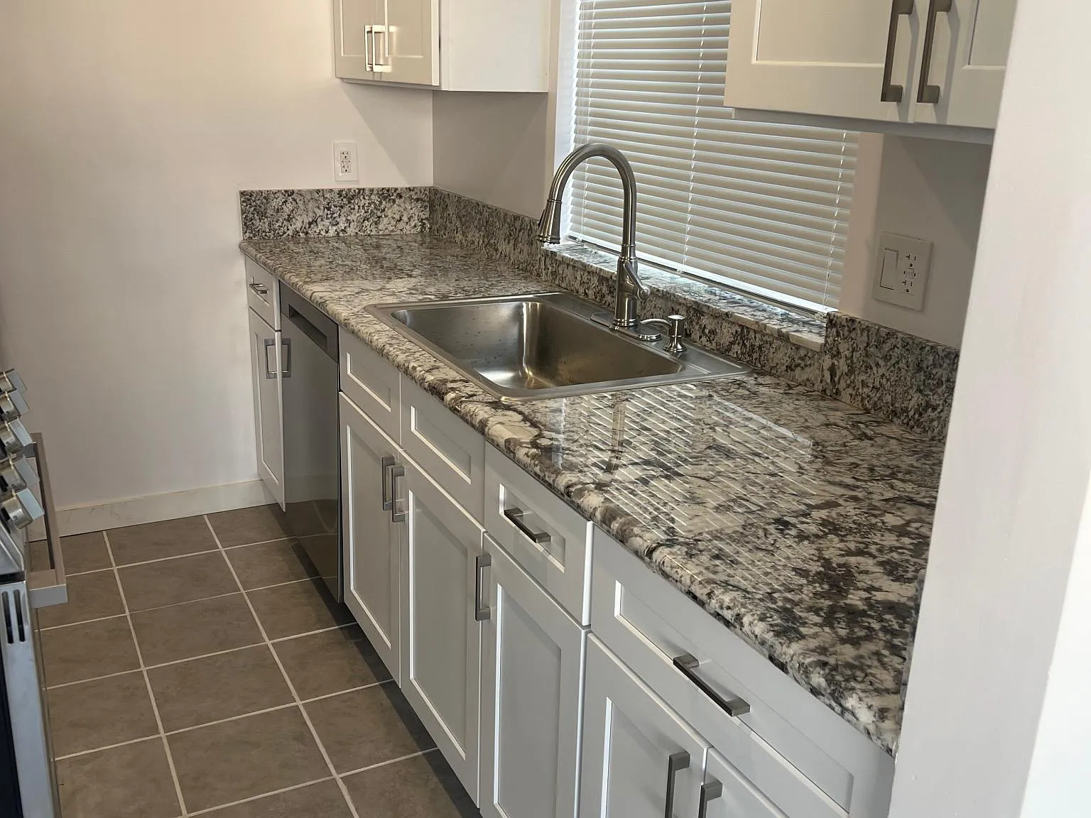 2 bed, 1010 sqft, $3,200 — Photo 2