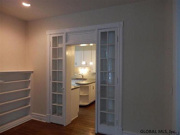 5th image of 185 Circular St