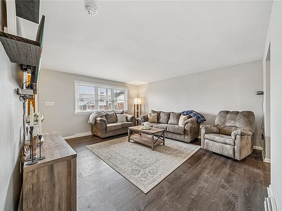 3rd image of 714 Skyline Dr