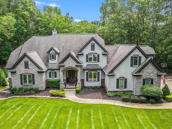 11234 Honeysuckle Ct, Fenton, MI 48430