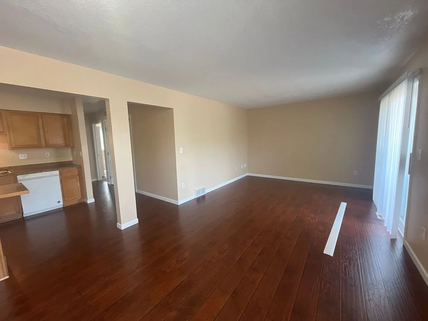 886 Wescott Sq — Photo 3