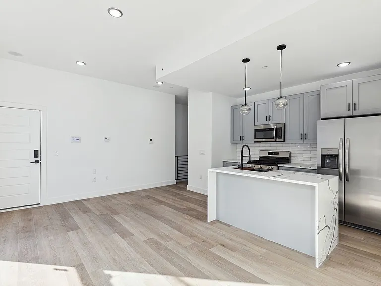2550 Hope St — Photo 6
