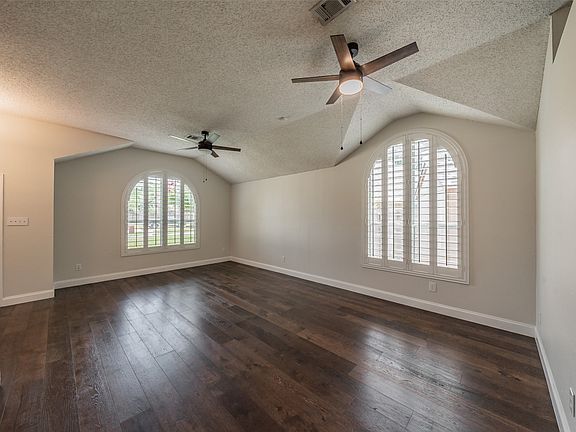3rd image of 4809 Summit Cir