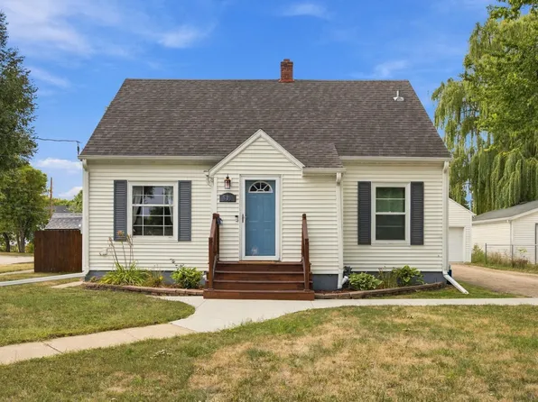 601 11th St N, Moorhead, MN 56560