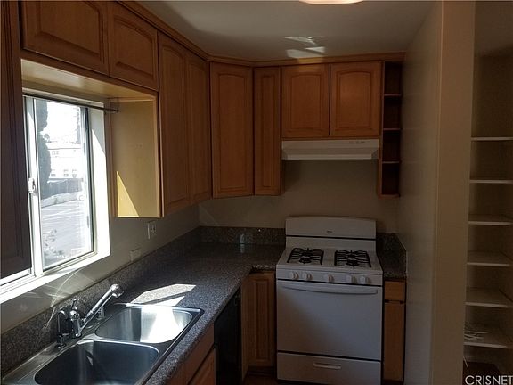 4th image of 1125 N Clark St