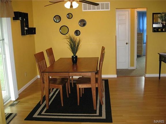 Large Breakfast Room for entertaining !