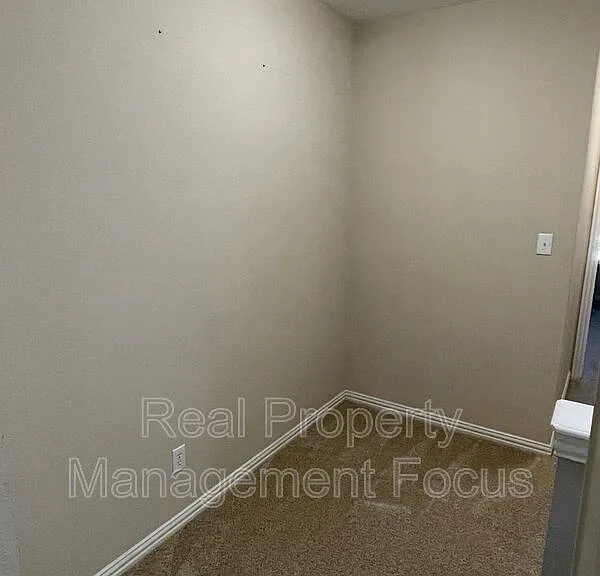 4645 Penelope Ln — Photo 16
