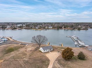 902 King Carter Dr, Irvington, VA 22480