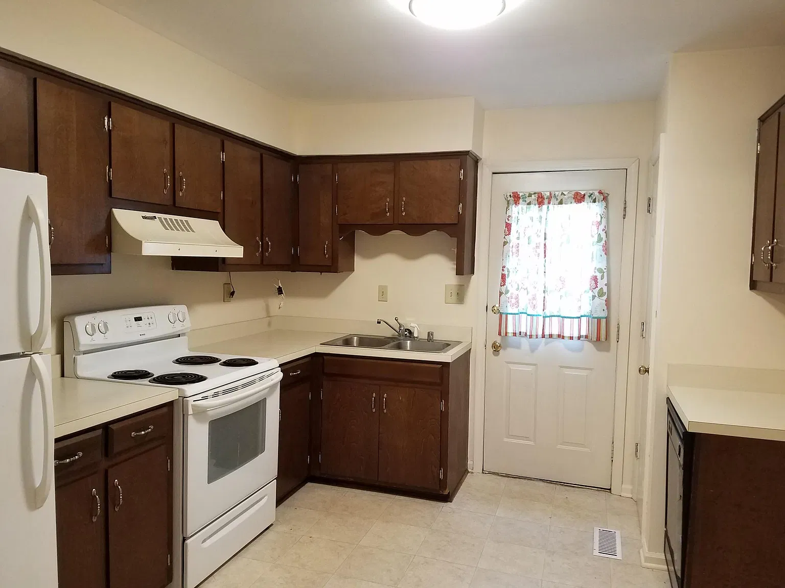 814 Ridgeview Dr — Photo 2