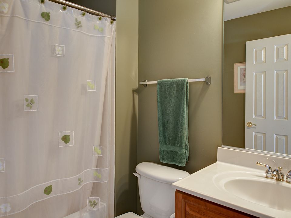 BR 6 or study/ en suite bath