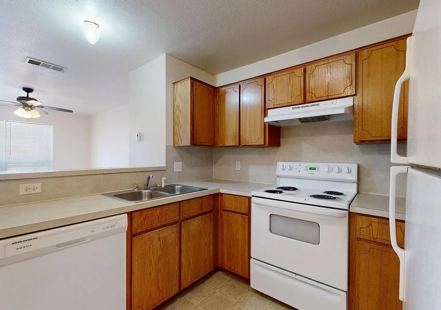 $795 Rent + September Free Rent + New Carpet !! — Photo 4