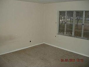 5th image of 9411 Oakleaf Ave