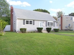 26 Tremont Rd, Lindenhurst, NY 11757