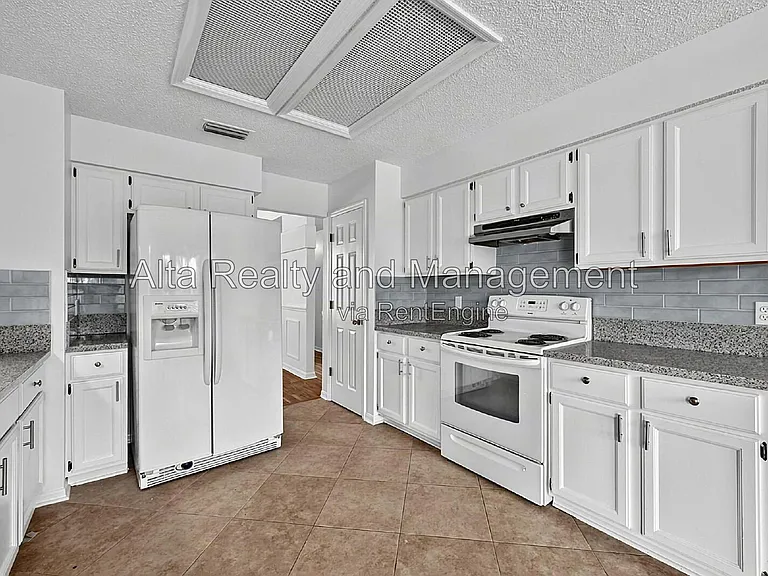 8426 Country Bend Cir W — Photo 14