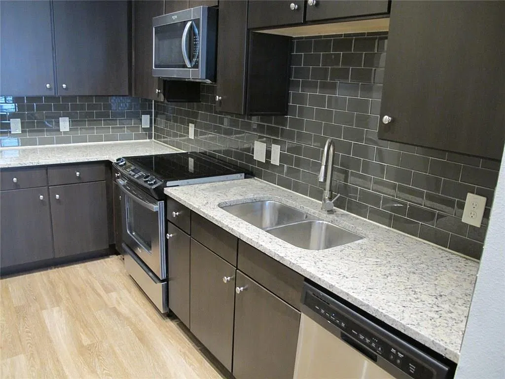 1 bed, 696 sqft, $1,875 — Photo 3