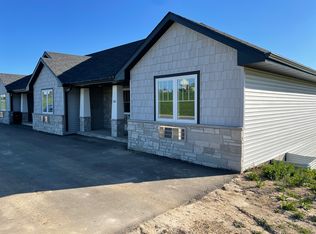 3383 W 32nd St, Dubuque, IA 52001
