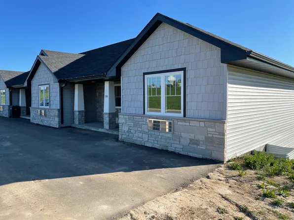 3383 W 32nd St, Dubuque, IA 52001