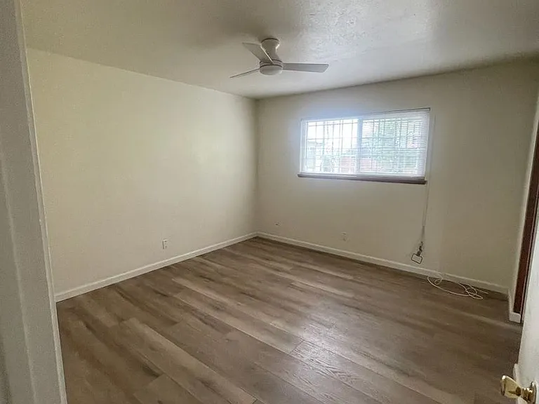 300 Swan Way — Photo 6