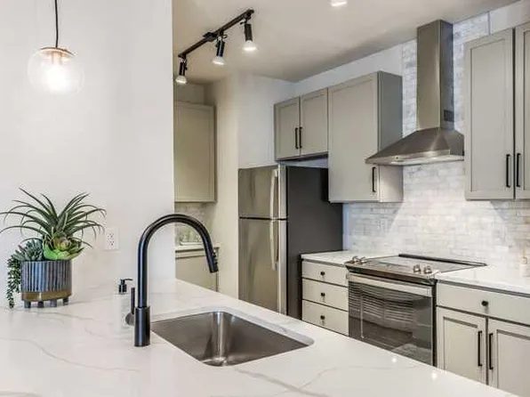 (undisclosed Address), Houston, TX 77019