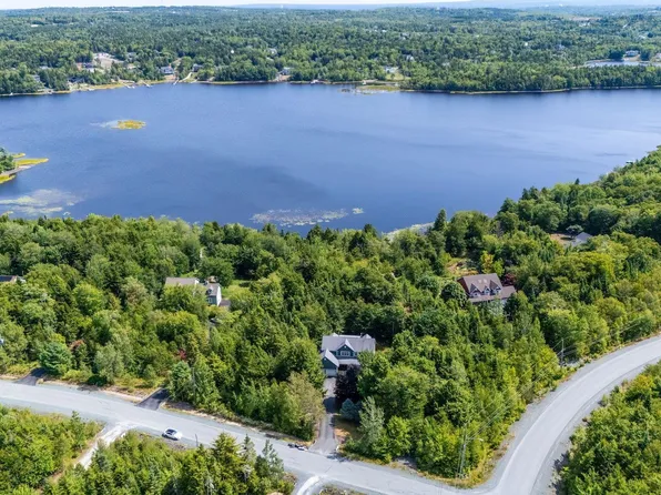 510 Gleneagles Dr, Hammonds Plains, NS B4B 1V9