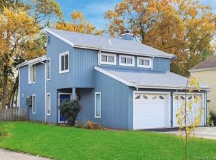 40 Lantern Cir, Stamford, CT 06905