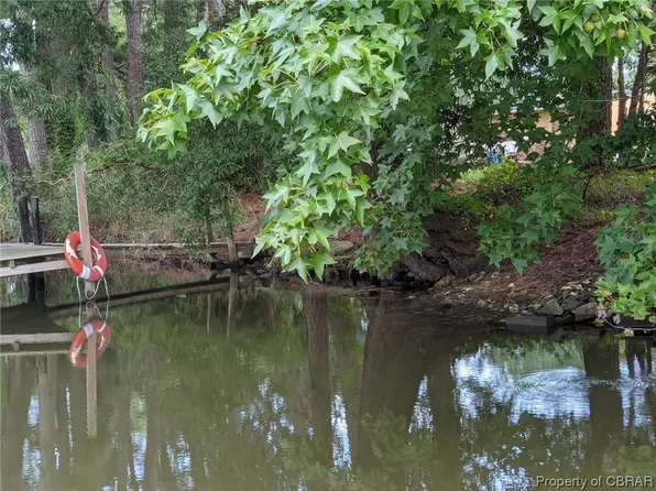 66 Bird House Ln, North, VA 23128