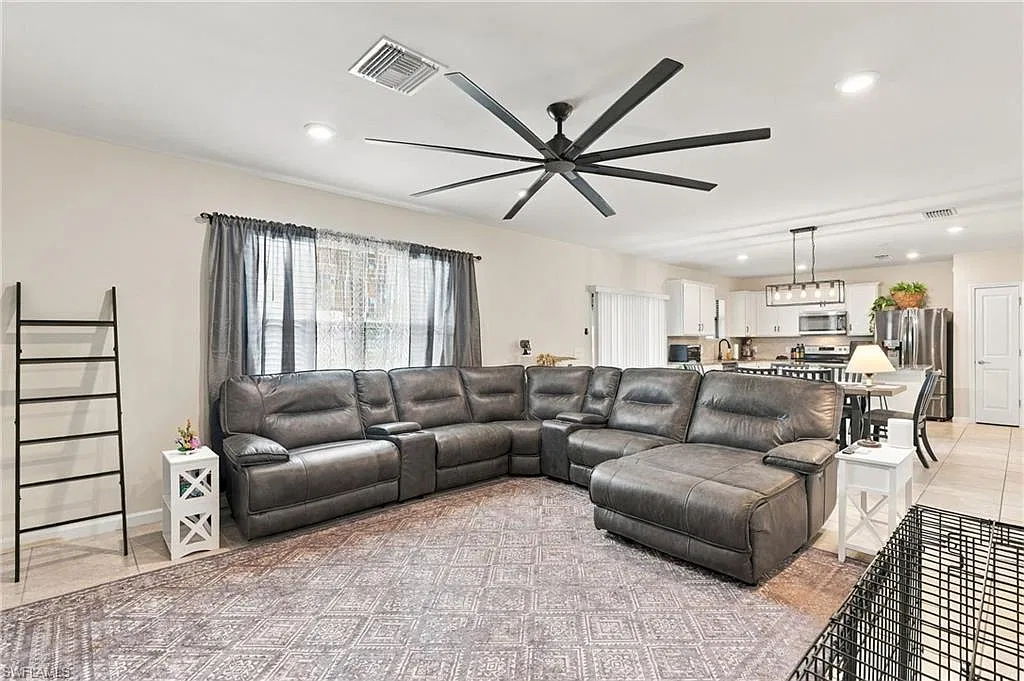 4 bed, 2.5 bath, 2402 sqft, $3,300 — Photo 2
