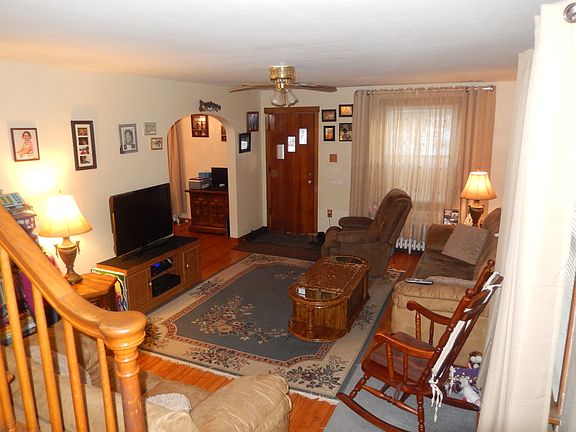 5th image of 122 Chris St