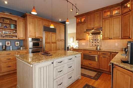 Kitchen w/ Granite